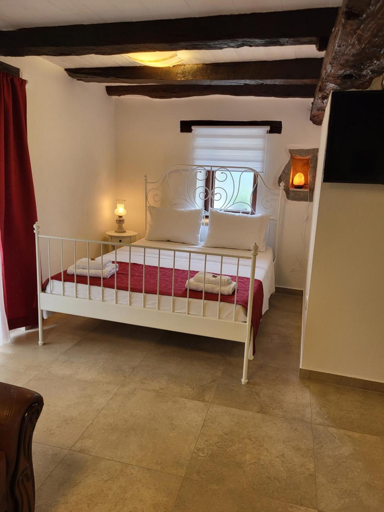 Apartman Studio Baladur Roč Екстериор снимка