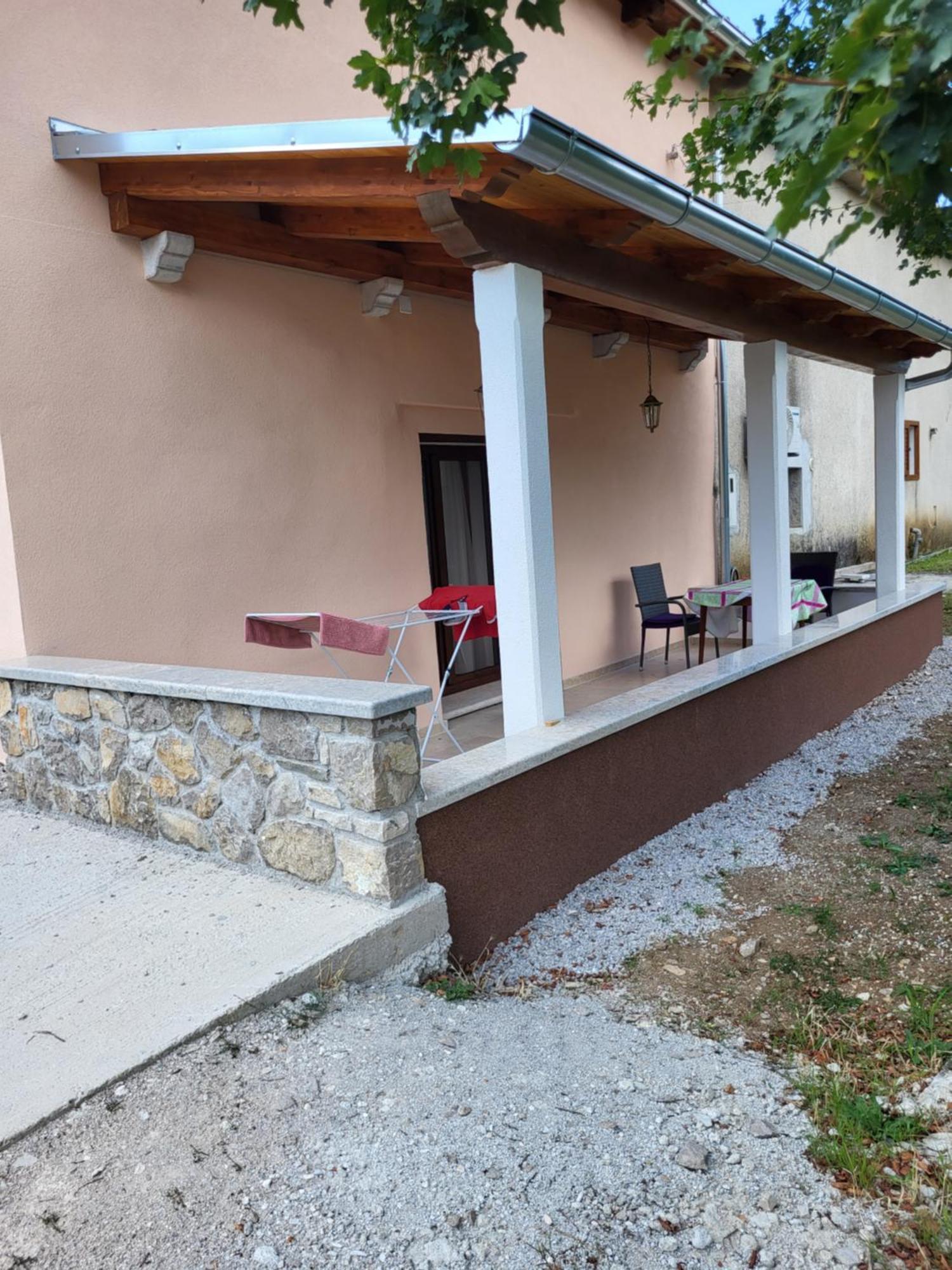 Apartman Studio Baladur Roč Екстериор снимка